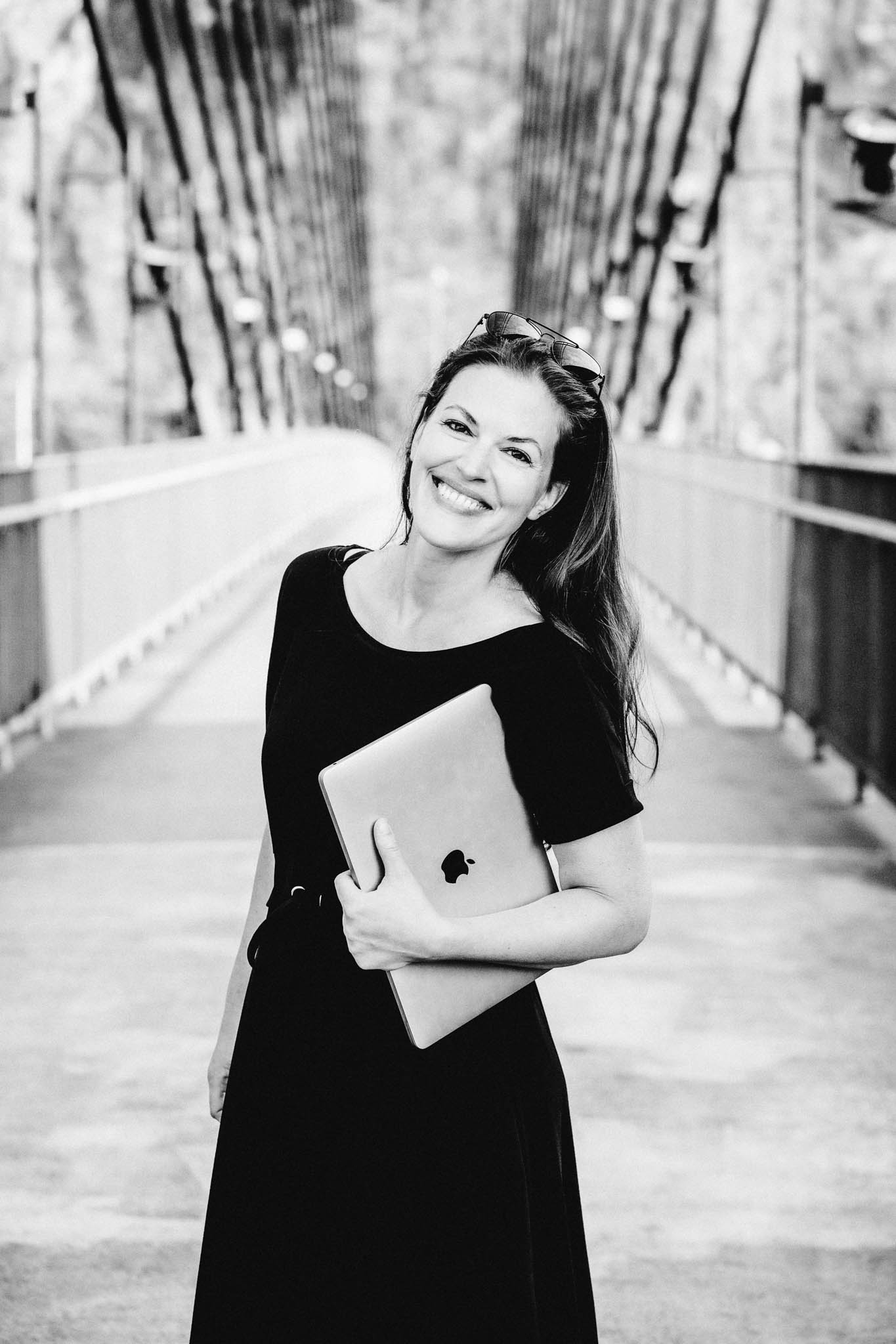 Most pc v ruce u těla BW